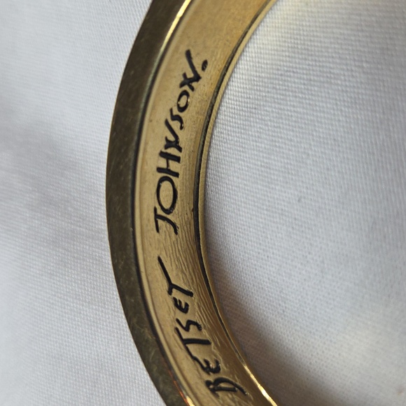 BETSY JOHNSON Gold Bracelet With Rhinestones And Bow With Magnetic Close - Picture 10 of 13